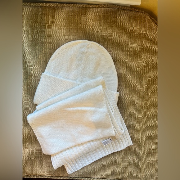 NWOT Michael Kors White Kids Beanie and Scarf Set - Picture 2 of 2